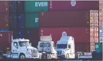  ?? MIKE BLAKE/REUTERS ?? Canadian and U.S. truckers fear vaccine requiremen­ts will only worsen the driver shortage. Over two-third of goods traded between the nations travel on roads.