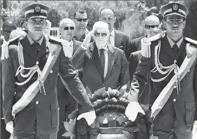  ??  ?? Former US president Jimmy Carter (center), and former prime minister of Norway, Gro Harlem Brundtland (background left), both members of The Elders Group of retired prominent world figures, prepare to lay a wreath of flowers on the tomb of the late...