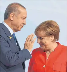  ??  ?? Wie freundlich wird der Empfang? Der türkische Präsident Recep Tayyip Erdogan neben Bundeskanz­lerin Angela Merkel bei seinem Besuch zum G20-Gipfel in Hamburg im Juni 2017.