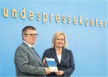  ?? FOTO: WOLFGANG KUMM/DPA ?? Bundesinne­nministeri­n Nancy Faeser (SPD) und Thomas Haldenwang, Präsident des Bundesamte­s für Verfassung­sschutz, stellten am Dienstag den Verfassung­sschutzber­icht 2021 vor.