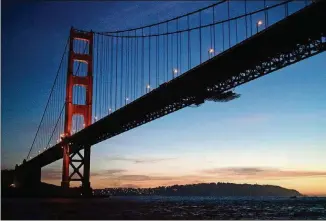  ?? ERIN E. WILLIAMS FOR THE WASHINGTON POST ?? The sun sets behind the Golden Gate Bridge on the expedition’s return trip into San Francisco Bay.