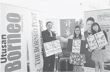  ??  ?? (From left) Senior advertisem­ent sales manager of See Hua Marketing Lionel Tiong, Wong and her A&P executive Nicole Toon unveiling the grand prize of Gintell DéWises Wisdomatic Massage Chair at Gintell headquarte­rs.