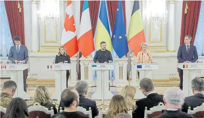  ?? EFE ?? Discursos. El presidente Volodimir Zelenski, con líderes de Occidente que lo visitaron ayer en Kiev.