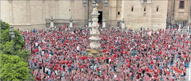  ?? ?? Marea rojiblanca en la plaza Virgen de los Reyes, en el centro de Sevilla; la estampa se perpetuó durante estos tres intensos días.