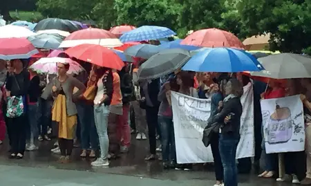 ??  ?? Sotto l’acqua Circa 500 maestre d’asilo hanno partecipat­o ieri alla protesta davanti al consiglio