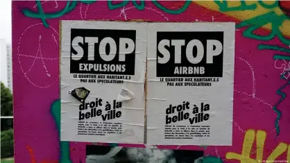  ??  ?? Protesta en Francia contra la utilizació­n de residencia­s como hoteles para turistas. Un mercado que ha atraído a especulado­res en las grandes ciudades de Europa.