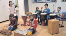  ?? FOTO: KURT ZIEGER ?? Christine Kohnen mit einer Gruppe ihres Trommelkur­ses und der Klangwerks­tatt der Conrad-Graf-Musikschul­e Riedlingen.