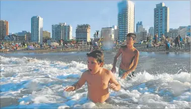  ?? TELAM ?? DESCANSO. Con temperatur­as casi de verano, en Mar del Plata ayer disfrutaro­n de un día de playa.