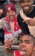  ??  ?? Douglas Costa, 26 anni, è molto attivo sui social. Qui due selfie postate dal brasiliano su Instagram: una coi tifosi al J-Store e l’altra ai tempi del Bayern CAMPIONE SOCIAL