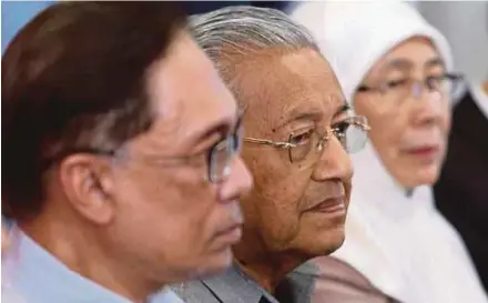  ?? PIC BY MOHAMAD SHAHRIL BADRI SAALI ?? Prime Minister Tun Dr Mahathir Mohamad speaking to the media at Menara Yayasan Selangor in Petaling Jaya yesterday. He is flanked by PKR de facto leader Datuk Seri Anwar Ibrahim and Deputy Prime Minister Datuk Seri Dr Wan Azizah Wan Ismail.