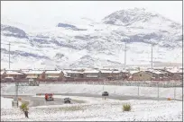  ?? YASMINA CHAVEZ ?? A neighborho­od in northwest Las Vegas near Hualapai Way and the 215 Beltway is covered in snow.