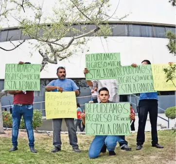  ??  ?? El grupo de inconforme­s afuera de la Oficina de Transporte Público de la Zona Norte