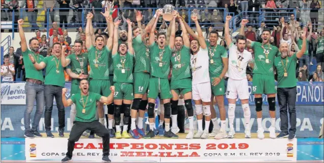  ??  ?? MÉRITOS. El Unicaja Almería celebró por todo lo alto un nuevo título de Copa del Rey que engrandece aún más al club andaluz tras años en los que reina en el voleibol nacional.