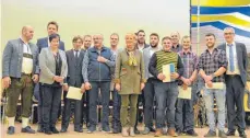  ?? FOTO: FACHSCHULE FÜR LANDWIRTSC­HAFT RAVENSBURG ?? Die Ehrung der Landwirtsc­haftsmeist­er 2018 vollzog Amts- und Schulleite­r Albrecht Siegel (rechts) gemeinsam mit Staatssekr­etärin Friedlinde Gurr-Hirsch (Mitte), Landrat Harald Sievers (Zweiter von links) und Vertretern der Meisterver­bände.