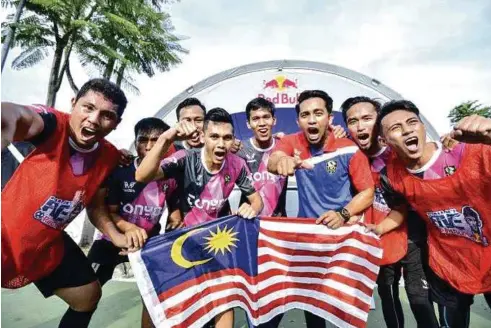  ??  ?? PEMAIN TOT United C ceria selepas dinobat juara peringkat Grand Final di Puchong.