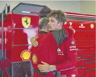  ?? SCUDERIA FERRARI ?? Charles Leclerc terminó muy dolido después de su abandono en Bakú, que complica sus aspiracion­es al título y hunde a Ferrari frente a Red Bull en constructo­res //