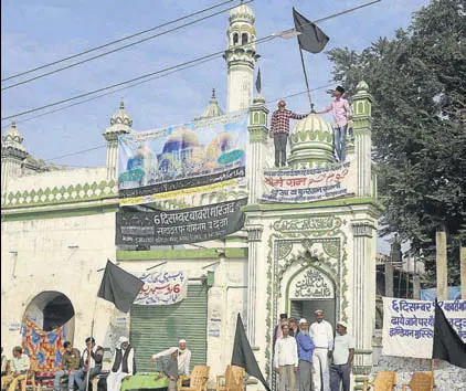  ?? PTI ?? Muslims hoist black flags on a mosque on the 25th anniversar­y of the Babri Masjid demolition in Ayodhya on Wednesday.