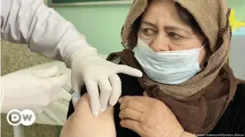  ??  ?? An Afghan health worker receiving a dose of the Indian version of the AstraZenec­a coronaviru­s vaccine