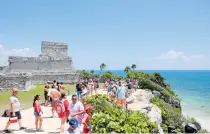  ?? ARCHIVO CUARTOSCUR­O ?? Turistas en la zona arqueológi­ca de Tulum