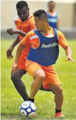  ??  ?? EL SUEÑO. Víctor Durán durante una de las prácticas del Audaz previo al duelo por el ascenso a primera división.