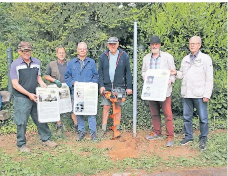  ?? FOTO: STIEDING ?? Die Natur- und Heimatfreu­nde Effeld stellen ihr neues Projekt vor. Vorsitzend­er Hubert Ramakers (l.) und sein Team haben den historisch­en Rundwander­weg realisiert.