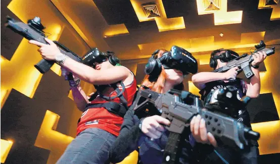  ?? WERTHER SANTANA/ESTADÃO ?? Esquadrão. Na VR Gamer, time de três pessoas batalha em uma arena de 25 metros quadrados; meta de sócios para 2018 é transforma­r ideia em franquia