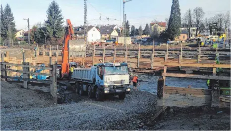  ?? FOTOS: DIK ?? Das große Loch ist fast fertig, in dem die Bauarbeite­r ab Ende März das Betonbauwe­rk der eigentlich­en Unterführu­ng gießen werden.