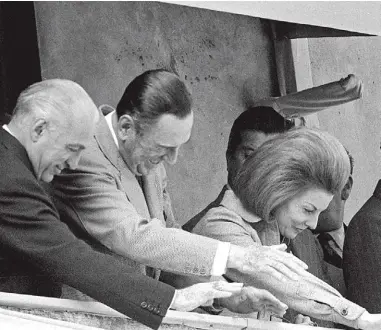  ??  ?? Antes de la tragedia. Perón acompañado por Isabel y el Brujo José López Rega.