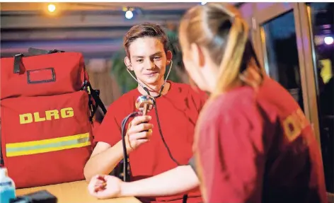  ?? RP-FOTO: ANNE ORTHEN ?? Sven (15) übt bei einer Kollegin das Abhören des Pulses.