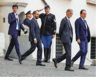  ??  ?? L’uscita dal Quirinale della delegazion­e del Pd: da sinistra Maurizio Martina, Matteo Orfini, Graziano Delrio e Andrea Marcucci.