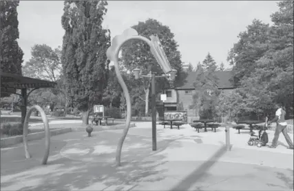  ?? GARY YOKOYAMA, THE HAMILTON SPECTATOR ?? The splash pad at Durand Park on Park Street South, just south of Charlton Avenue West, in central Hamilton.