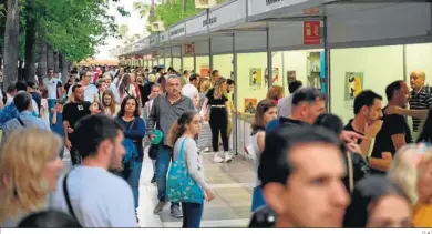  ?? D.A. ?? Gran ambiente en las casetas ubicadas en la Rambla de Almería.