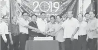  ??  ?? LEBIH MAKMUR: Lau (empat kanan) bersama yang lain memotong kek sempena sambutan Tahun Baharu 2019 Persatuan Foochow Sibu.