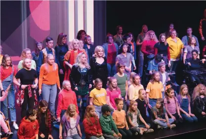  ?? FOTO: TIMEA SLAVIC ?? En liten del av de över hundra barnen och unga som är med i ShedHelsin­kis musikal.