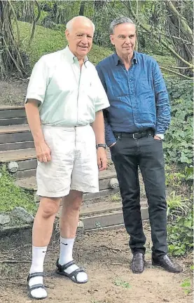  ??  ?? Sandalias con medias. El ex ministro y Pichetto en Cariló.