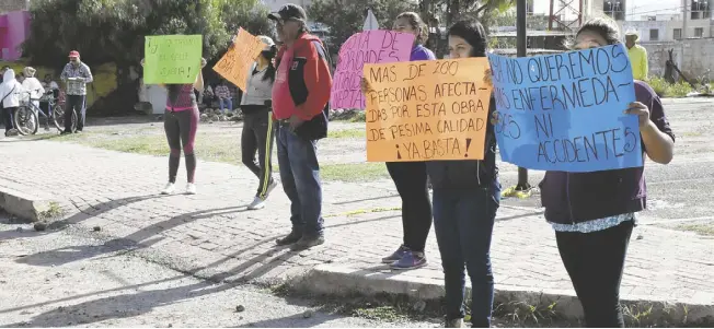  ??  ?? Se manifiesta­n alrededor de 250 personas, entre niños, mujeres y personas de la tercera edad en avenida México- Japón. José González