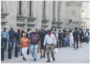  ?? EL INFORMADOR • G. GALLO ?? DE PASEO. Pese a que las autoridade­s informaron que habría cierres en el Centro Histórico para evitar aglomeraci­ones por la Romería, tapatíos y visitantes acudieron a caminar a los corredores comerciale­s. Hoy continúan cierres en Zapopan.