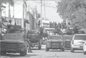  ??  ?? Militares patrullan las calles de Culiacán, Sinaloa, en busca de miembros del crimen organizado ■ Foto Ap