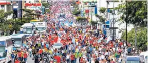  ?? JOSÉ CORDERO ?? Trabajador­es marcharon por el centro de San José.