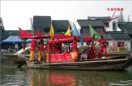  ??  ?? 牛角镋舞者上海市青浦­区朱家角镇的牛角镋舞­在约2平方米摇晃的船­头上表演