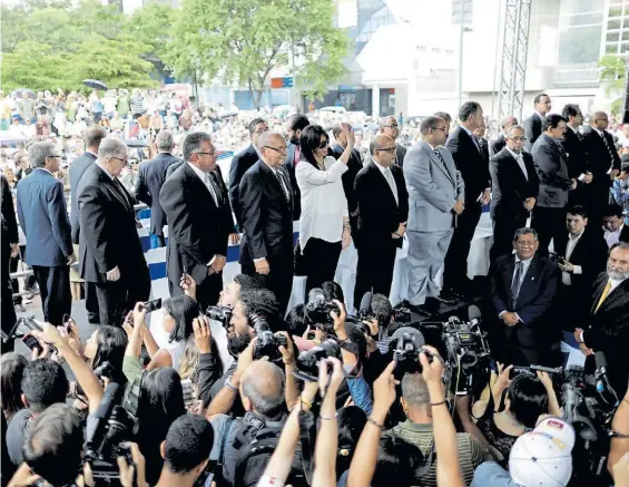  ?? AFP ?? Otro paso. Parte de los jueces nombrados ayer por el Parlamento que controla la oposición de la MUD. Ahora Venezuela tiene dos Supremos.