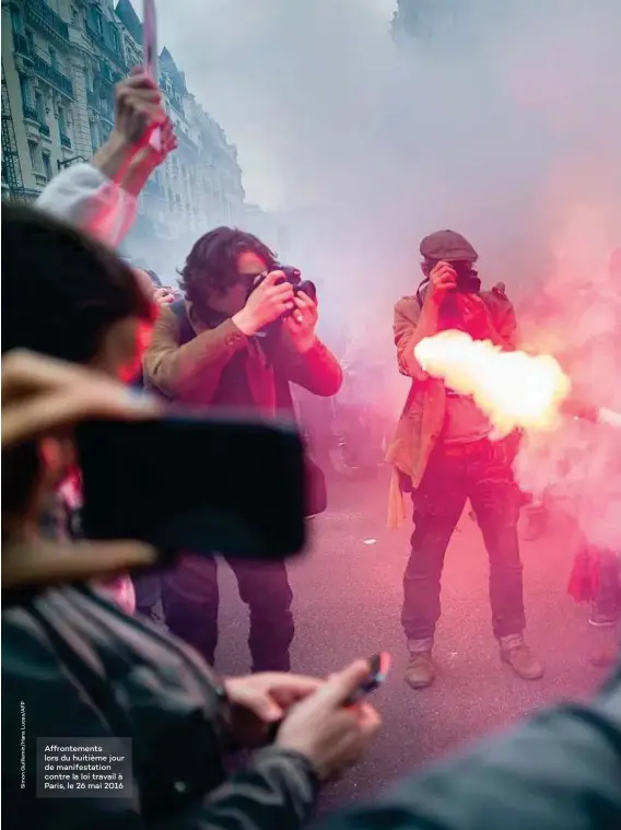  ??  ?? Affronteme­nts lors du huitième jour de manifestat­ion contre la loi travail à Paris, le 26 mai 2016