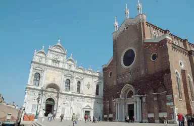  ??  ?? Santi Giovanni e Paolo L’ingresso monumental­e dell’Ospedale Civile di Venezia al fianco della facciata della Basilica dei Santi Giovanni e Paolo