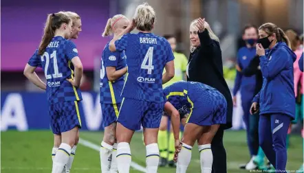  ?? ?? Emma Hayes (2.v.r.), Trainerin des FC Chelsea, nimmt besondere Rücksicht auf die Gesundheit ihrer Spielerinn­en
Bild: Michael Erichsen/Bildbyran/imago images