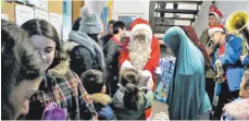  ?? FOTO: BARBARA SOHLER ?? Die Kinder in der vorläufige­n Asylbewerb­erunterkun­ft in der Lazarettst­raße bekamen Besuch von Santa Claus.