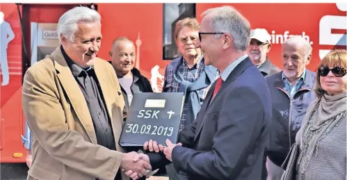  ?? FOTO: DOMINIK SCHNEIDER ?? Christoph Wylezol übergab im Namen der Urdenbache­r Bürger 1100 Protestunt­erschrifte­n an Sparkassen-Vorsitzend­en Michael Meyer.