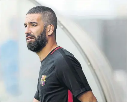  ?? FOTO: ÁLEX GALLARDO ?? Arda Turan en la sesión de entrenamie­nto del Barça de ayer en St. Joan Despí