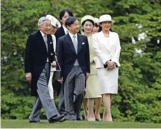  ?? Foto Issei Kato/ Reuters ?? Nekdanji japonski cesar Akihito s cesarico Mičiko (levo), sedanji cesar Naruhito, princesa Masako, princ Akišino, princesa Kiko in njuna hči, princesa Mako, vedo, kakšno je življenje v primežu tradicije.