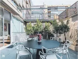 ??  ?? 01 Principal con terraza Situado en L'Eixample, este piso con aires palaciegos cuenta con una superficie de 260 m2. Cuesta 1.800.000 €.