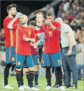  ?? FOTO: SIRVENT ?? Piqué, Iniesta y Sergio Ramos se hidratan durante el partido de ayer en Krasnodar